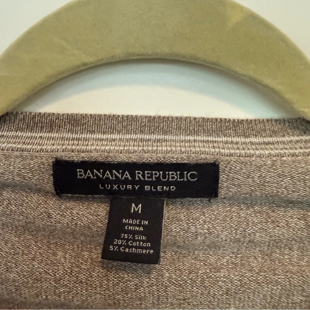 Banana Republic V-Neck Sweater Tan Long Sleeves size M